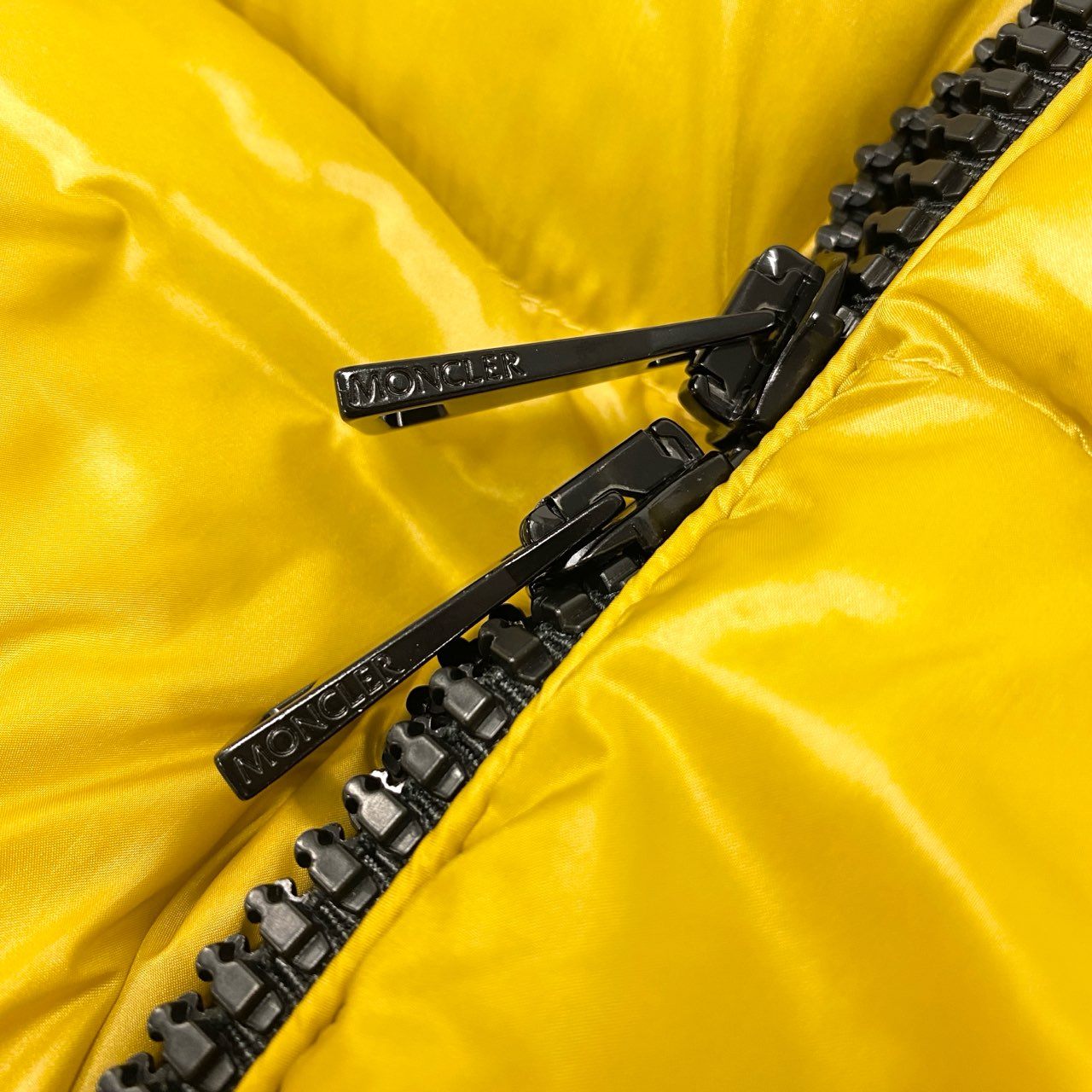 59k1 MONCLER モンクレール SERIN セリン ダウンジャケット ルーマニア製 D20934637349 0 イエロー ナイロン メンズo07t