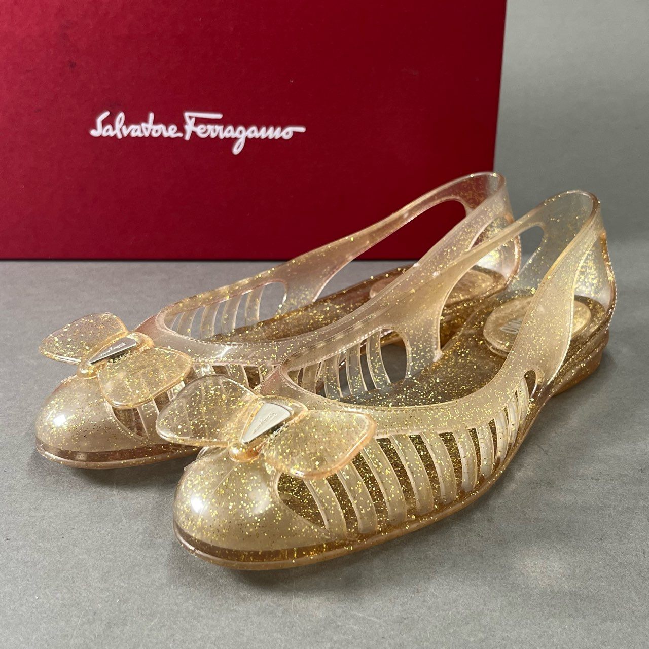 2f18 《美品》 Salvatore Ferragamo サルヴァトーレ フェラガモ SPIFFY フラットシューズ サンダル ゴールドラメ 7 クリアカラー ラバー イタリア製 箱付