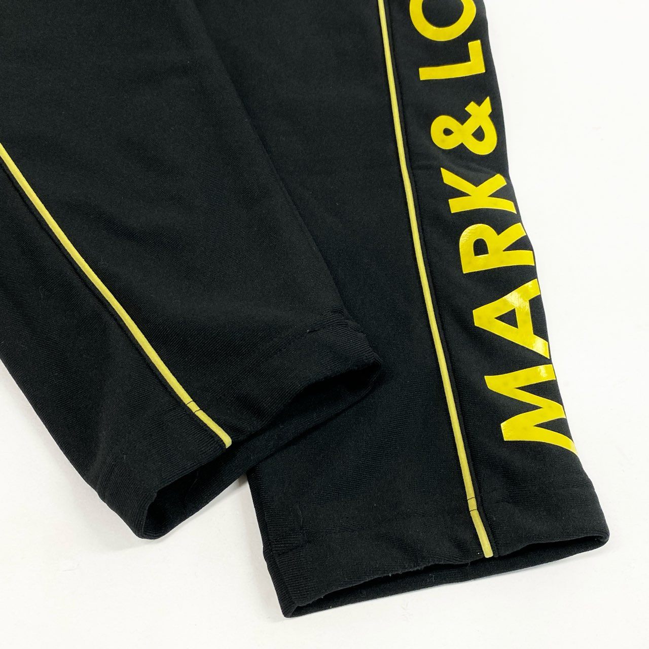 31i8 MARK&LONA マークアンドロナ Flexer Energy Tech Pants スカルプリント ジャージパンツ ボトムス ゴルフウェア ロゴプリント MLM-1C-AT12 44 ブラック イエロー メンズo07t
