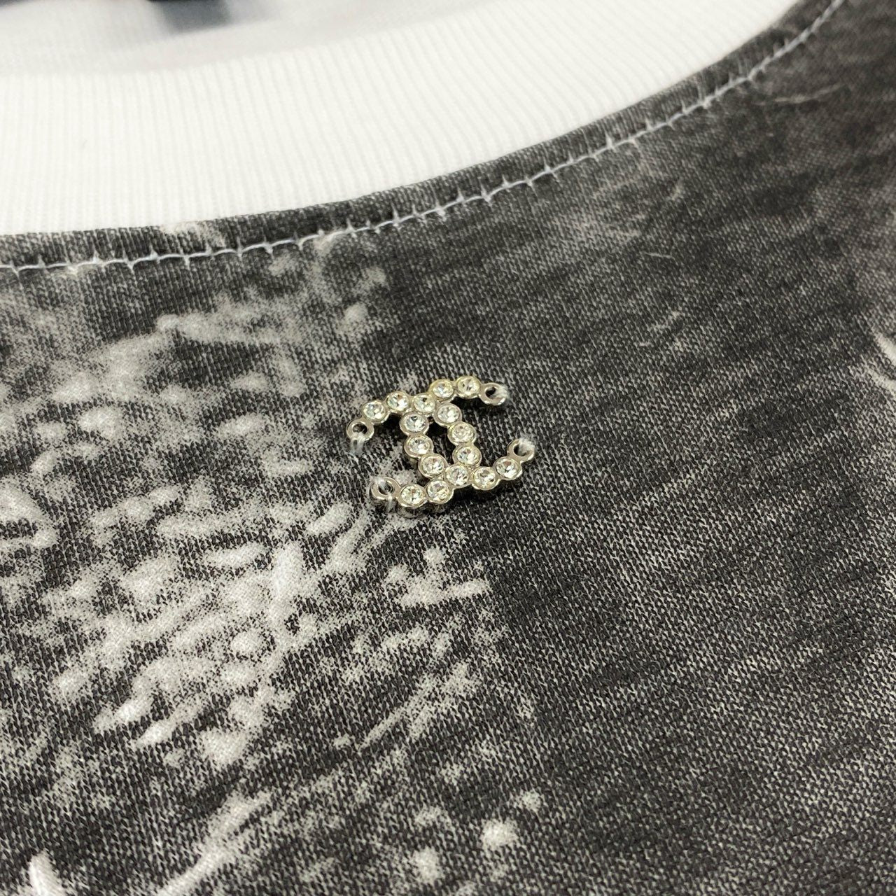 8i22 CHANEL シャネル 23ss ココマーク ラインストーン グラフィック ロングスリーブカットソー トップス P74802 XS ホワイト ブラック レディースk02i