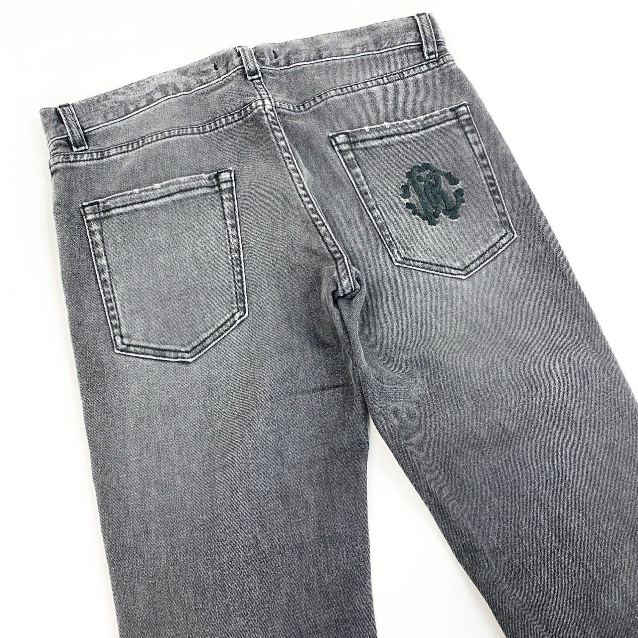 30i30 《美品》roberto cavalli ロベルトカヴァリ デニムパンツ スキニーパンツ ボトム ロゴ刺繍 FSJ203 DN013 32サイズ ダークグレー メンズo07t