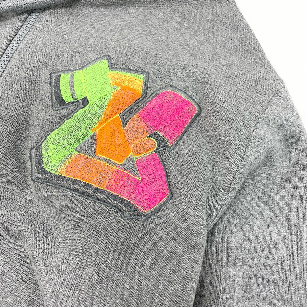 15Ⅼ1 【美品】LOUIS VUITON ルイヴィトン 3DLVグラフィティエンブロイダード ジップフーディー 22年 トップス RM222M UYR HNY24W XLサイズ グレー メンズo07t