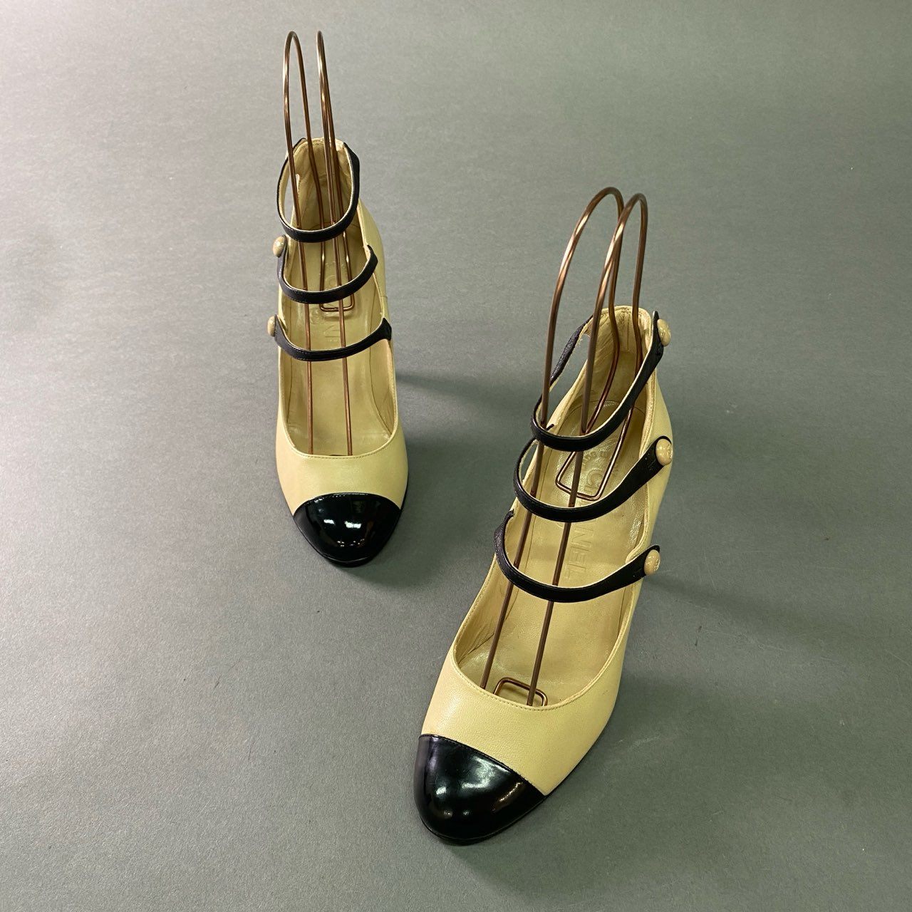 7b12 CHANEL シャネル トリプルストラップ ヒールパンプス 3連ベルト ピンヒール ハイヒール ココマーク バイカラー イタリア製 レディース 34 ベージュ ブラック レザー
