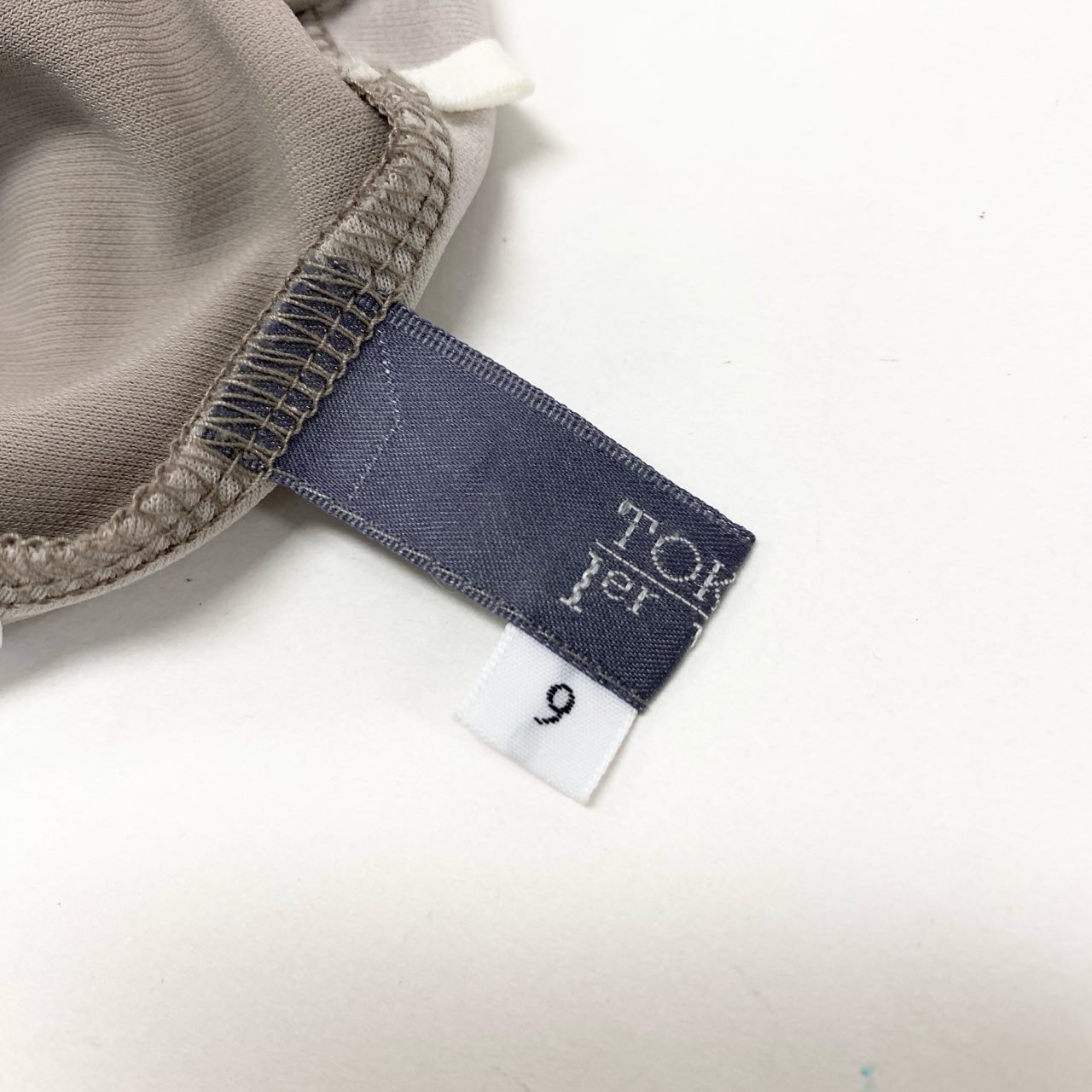 26k27 TOKUKO1er VOL トクコプルミエヴォル ノースリーブワンピース フレアワンピース 襟フリル アルファベットプリント レディース 女性用 9 ベージュ系u02t