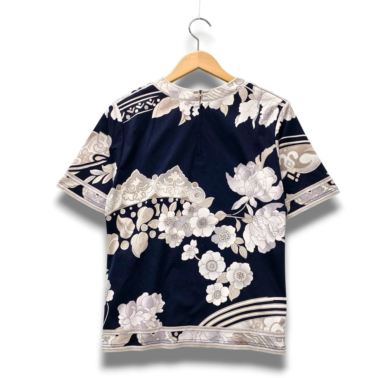 75b26 LEONARD レオナール ラウンドネック半袖Tシャツ 美しい花柄プリント  0379125 Lサイズ ネイビー系 コットン100％ レディース 女性用u02t