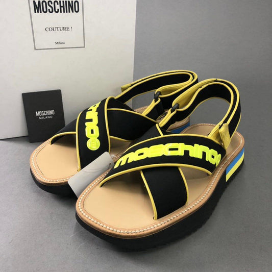 3f9 《新品》 MOSCHINO モスキーノ クリスクロスサンダル シャワーサンダル ロゴバンド シャークトゥースソール 40 ブラック イエロー スポサン シューズ