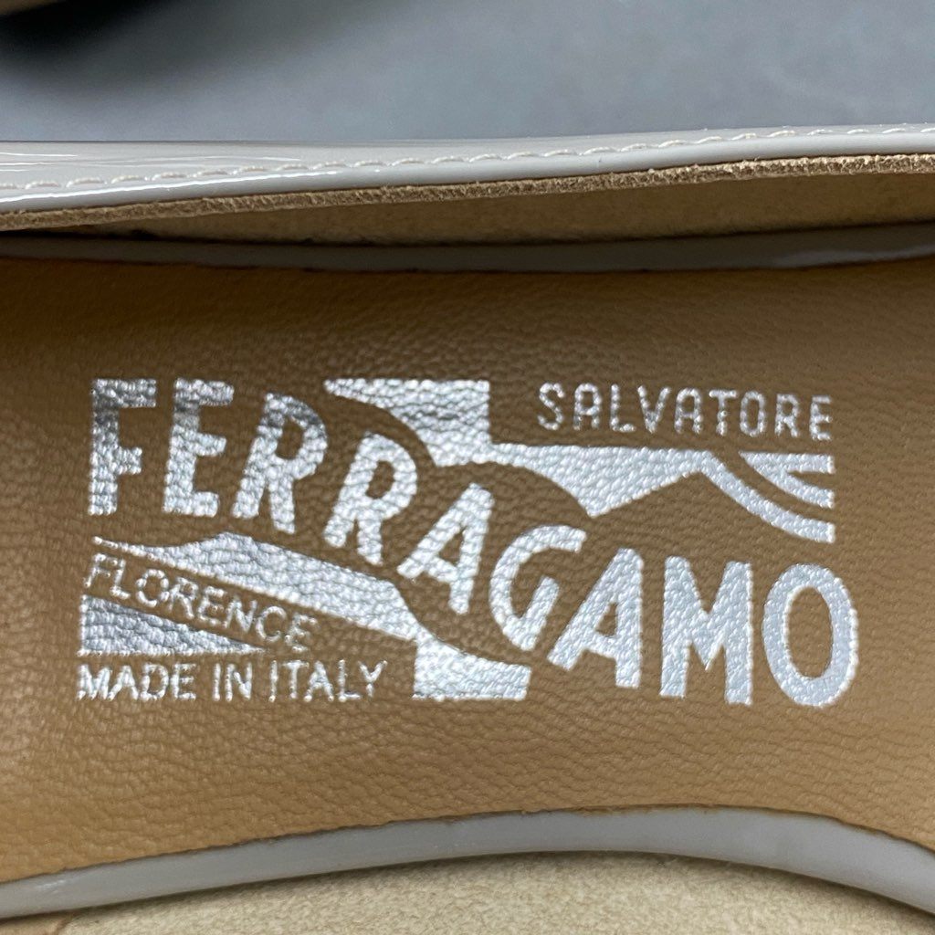 4b29 Salvatore Ferragamo サルヴァトーレ フェラガモ VARA ヴァラリボン パテントレザー パンプス 6 1/2 グレー イタリア製 シューズ