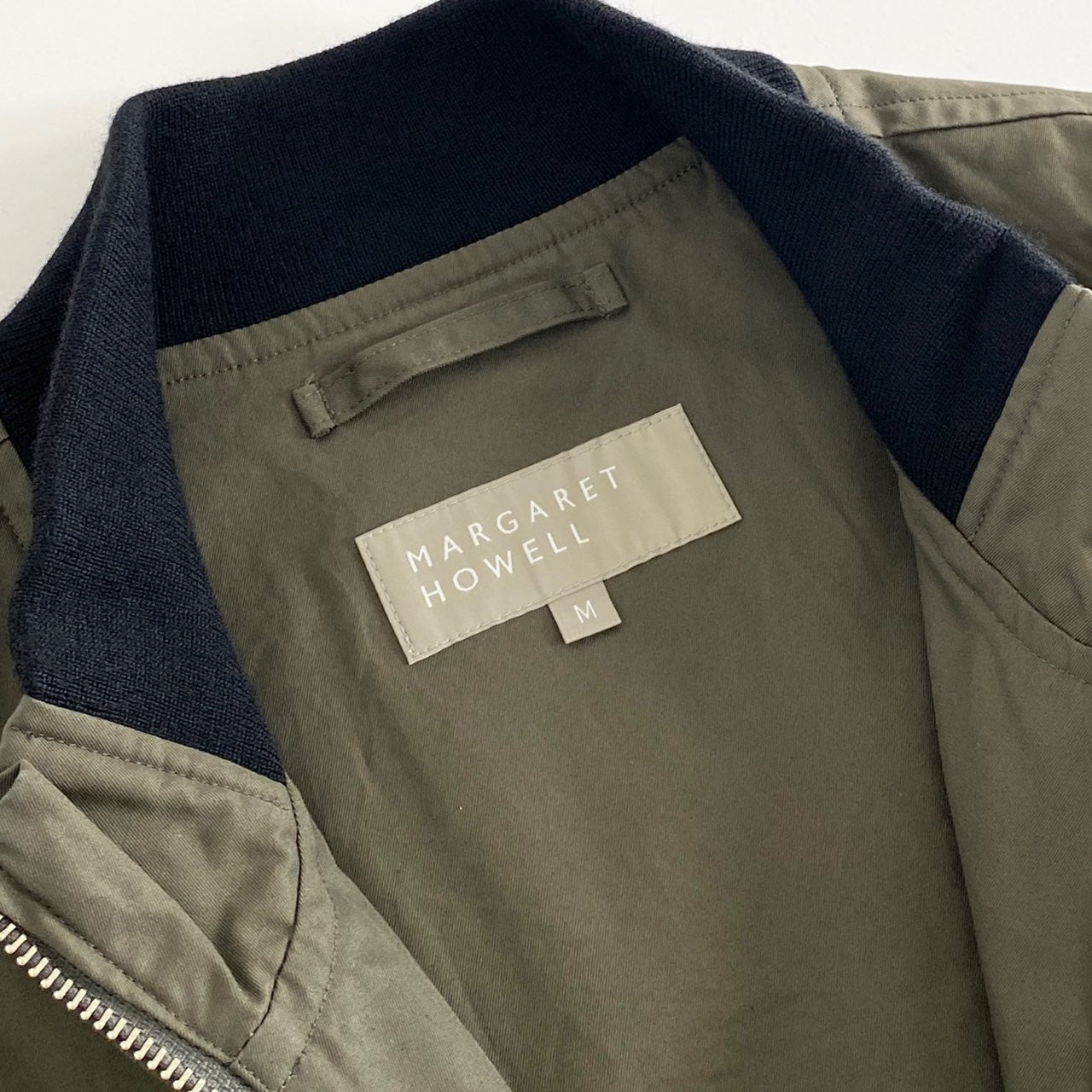 70L7-2《美品》MARGARET HOWELL マーガレットハウエル SHOWRPROOF LIGHT COTTON TWILL M カーキ コットンツイルブルゾン