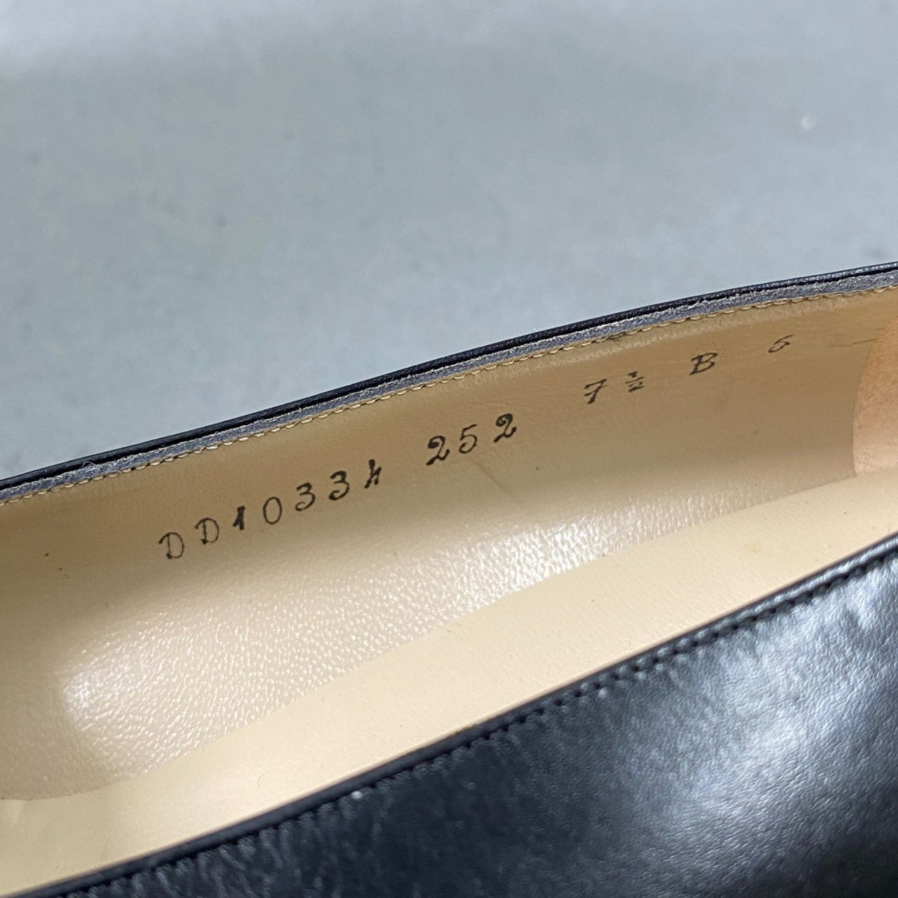 3L5《美品》イタリア製 Salvatore Ferragamo サルヴァトーレ フェラガモ リボンパンプス 7 1/2 《24.5cm相当》 ブラック レザー スウェード ゴールド