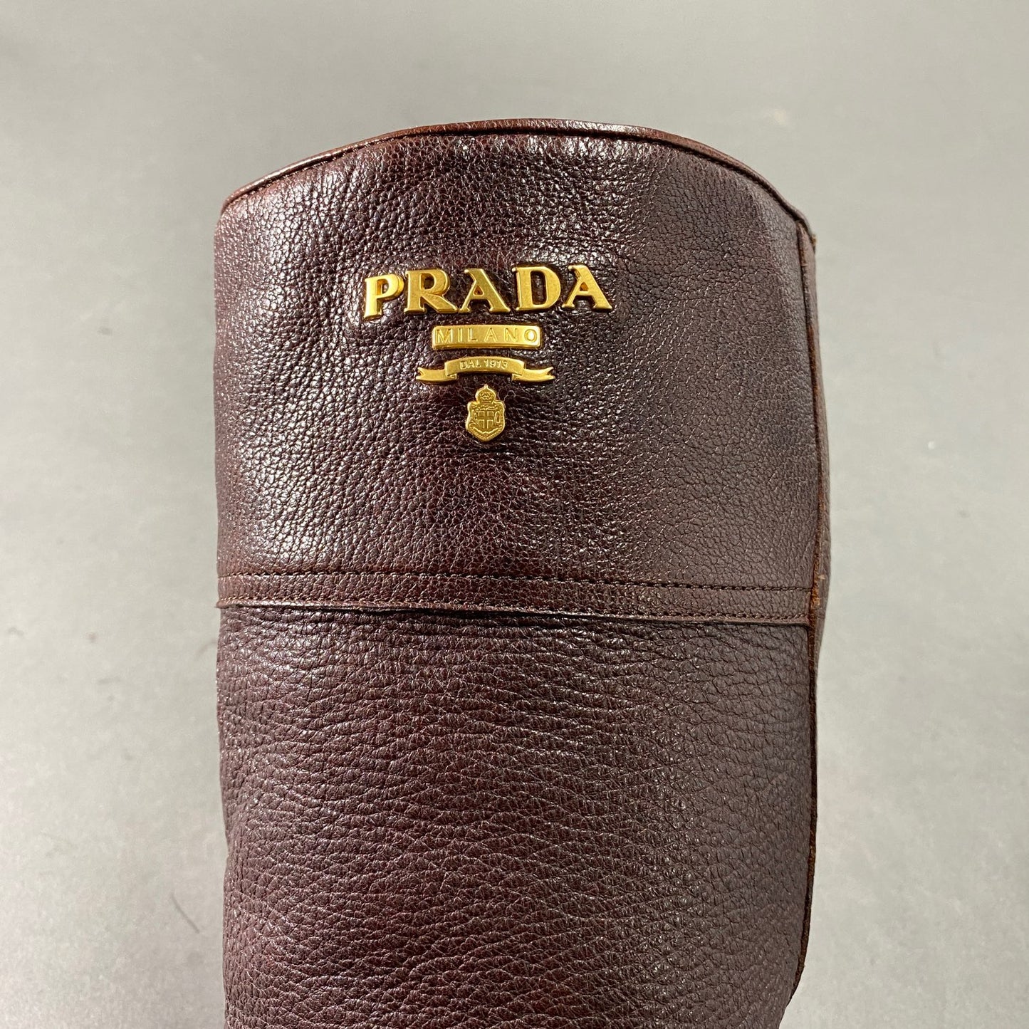 2L5《美品》 PRADA プラダ 36(23cm程度) ロゴプレート付き ロングブーツ サイドジップ レザーブーツ ゴールド金具