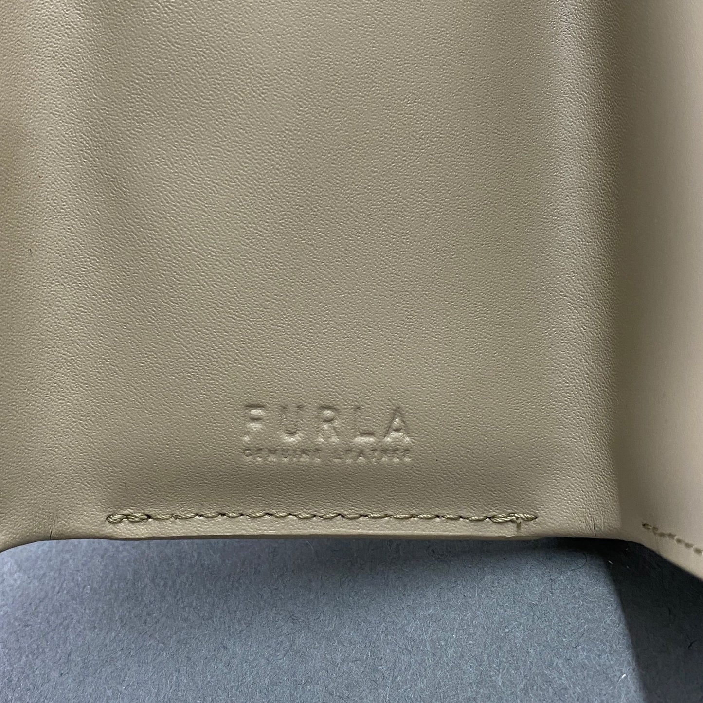 k7 定価\24,200 FURLA フルラ 2023 Cruise MOON S ムーン 三つ折り財布 ショートウォレット フェイクレザー メタルロゴ ベージュ レザー