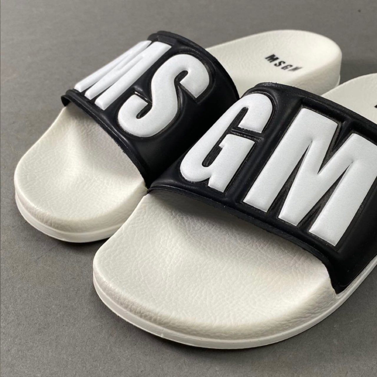 2f26 《美品》 MSGM エムエスジーエム プールサンダル ビーチサンダル シャワー 37 ホワイト ブラック スリッパ シューズ イタリア製