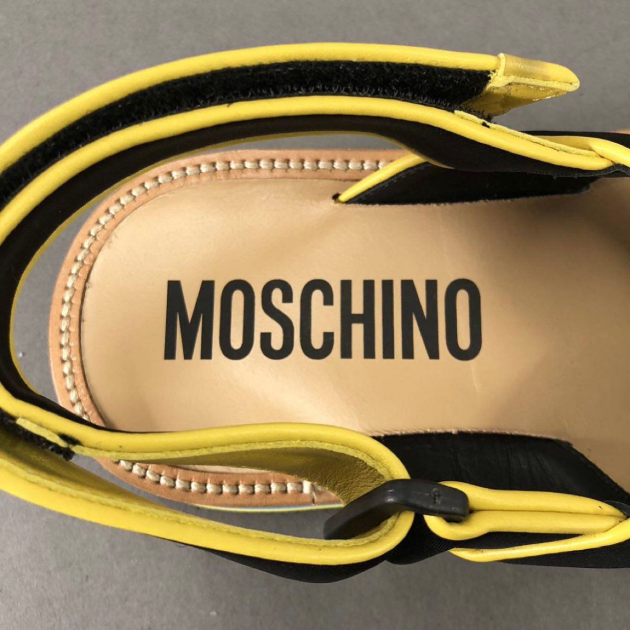 3f9 《新品》 MOSCHINO モスキーノ クリスクロスサンダル シャワーサンダル ロゴバンド シャークトゥースソール 40 ブラック イエロー スポサン シューズ