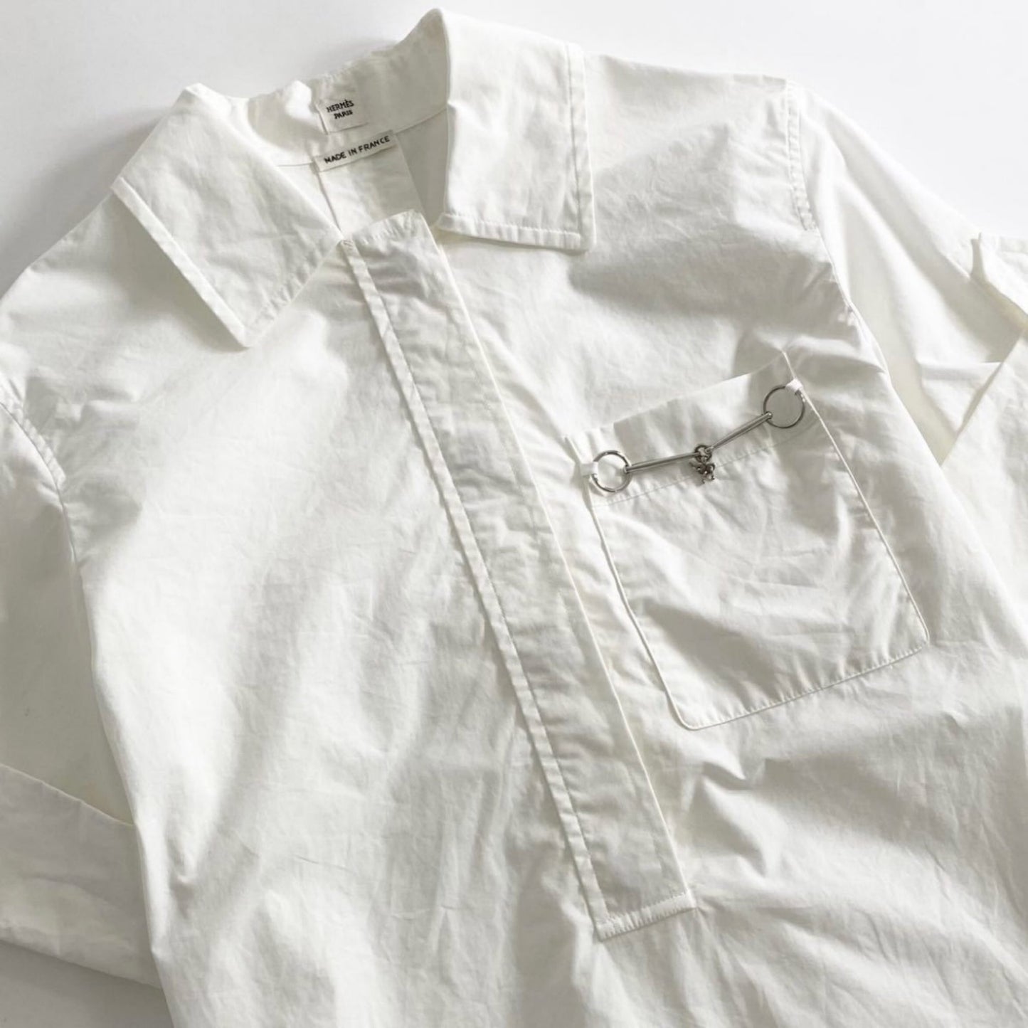 58i16 《美品》 22SS HERMES エルメス Mors a Jouet Shirt ホースビット チャーム付き 半袖シャツ ブラウス サイズ34 ホワイト レディース フランス製