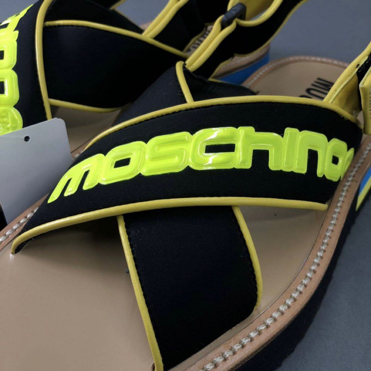 3f9 《新品》 MOSCHINO モスキーノ クリスクロスサンダル シャワーサンダル ロゴバンド シャークトゥースソール 40 ブラック イエロー スポサン シューズ