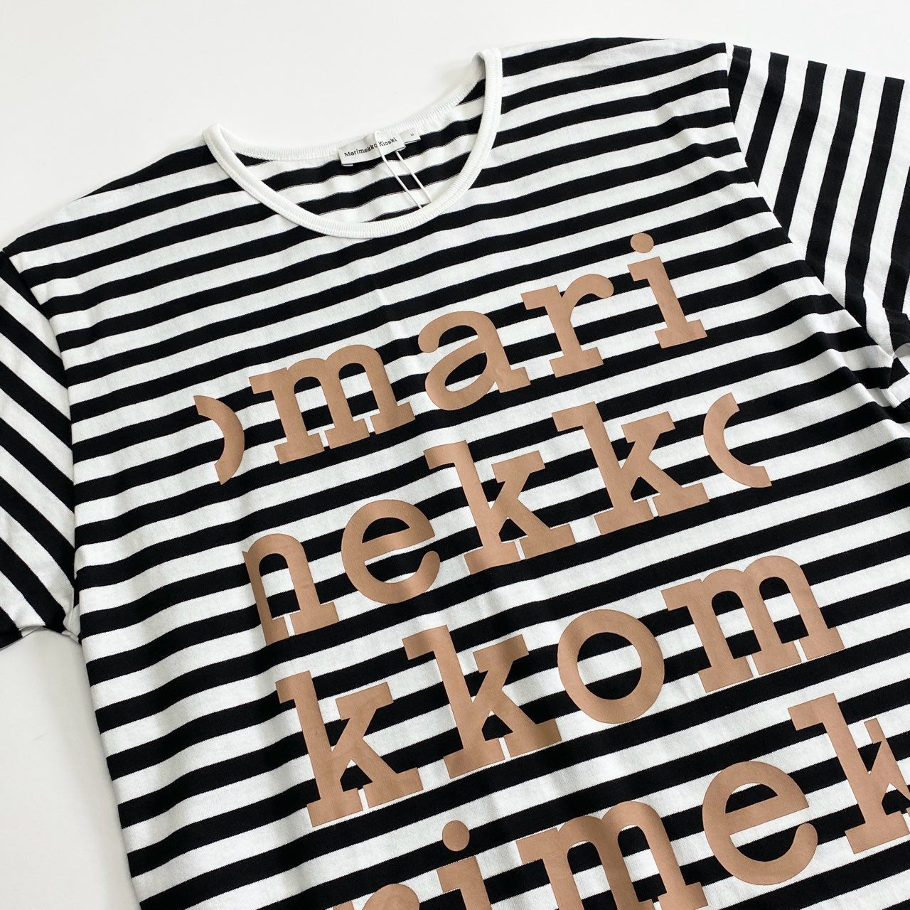 54c20 《未使用》 定価￥18,700 Marimekko Kioski マリメッコ キオスキ LYHYTHIHA LOGO PLACEMENT ボーダーTシャツ S ホワイト ブラック カットソー TEE