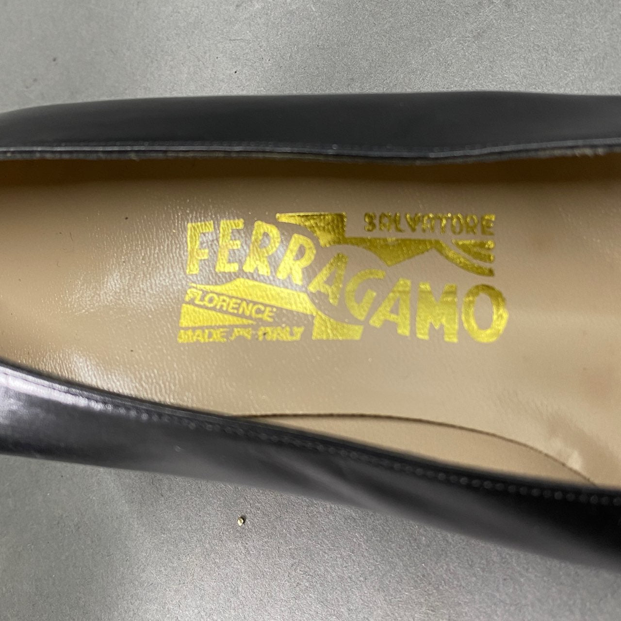 3L5《美品》イタリア製 Salvatore Ferragamo サルヴァトーレ フェラガモ リボンパンプス 7 1/2 《24.5cm相当》 ブラック レザー スウェード ゴールド