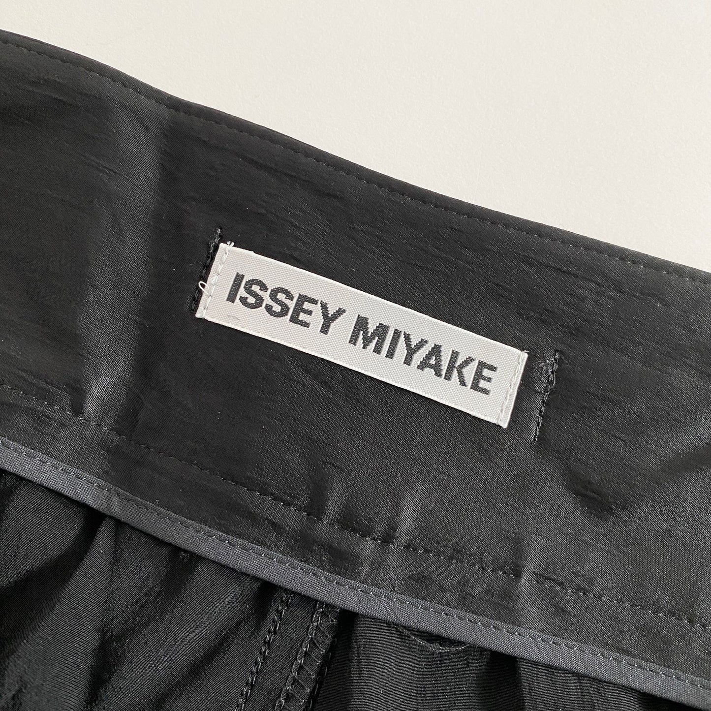 8k29 ISSEY MIYAKE イッセイミヤケ シャーリングサテンパンツ 1 ブラック ボトムス 日本製 ハーフパンツ