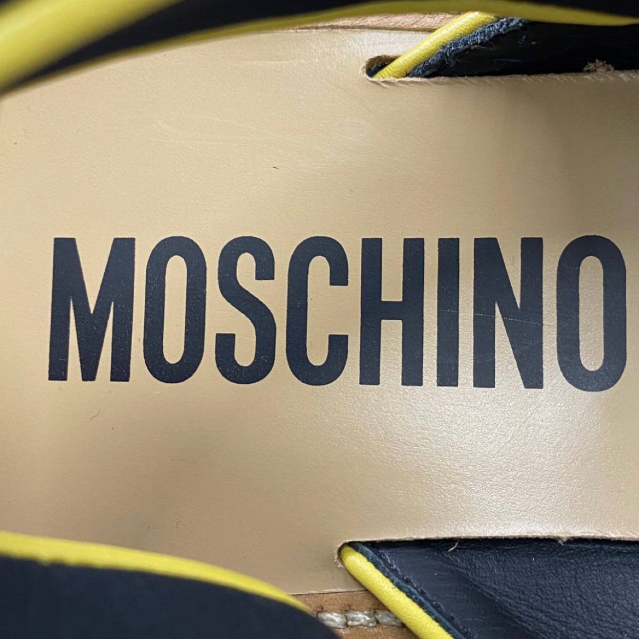 9f26 《新品》 MOSCHINO モスキーノ クリスクロスサンダル シャワーサンダル ロゴバンド シャークトゥースソール 43 ブラック イエロー スポサン シューズ