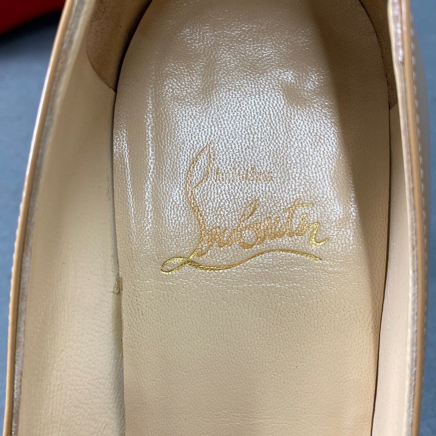 2L5《伊製》Christian Louboutin クリスチャンルブタン 36 1/2(23.5cm相当)ベージュ パテントレザー パンプス SIMPLE PUMP