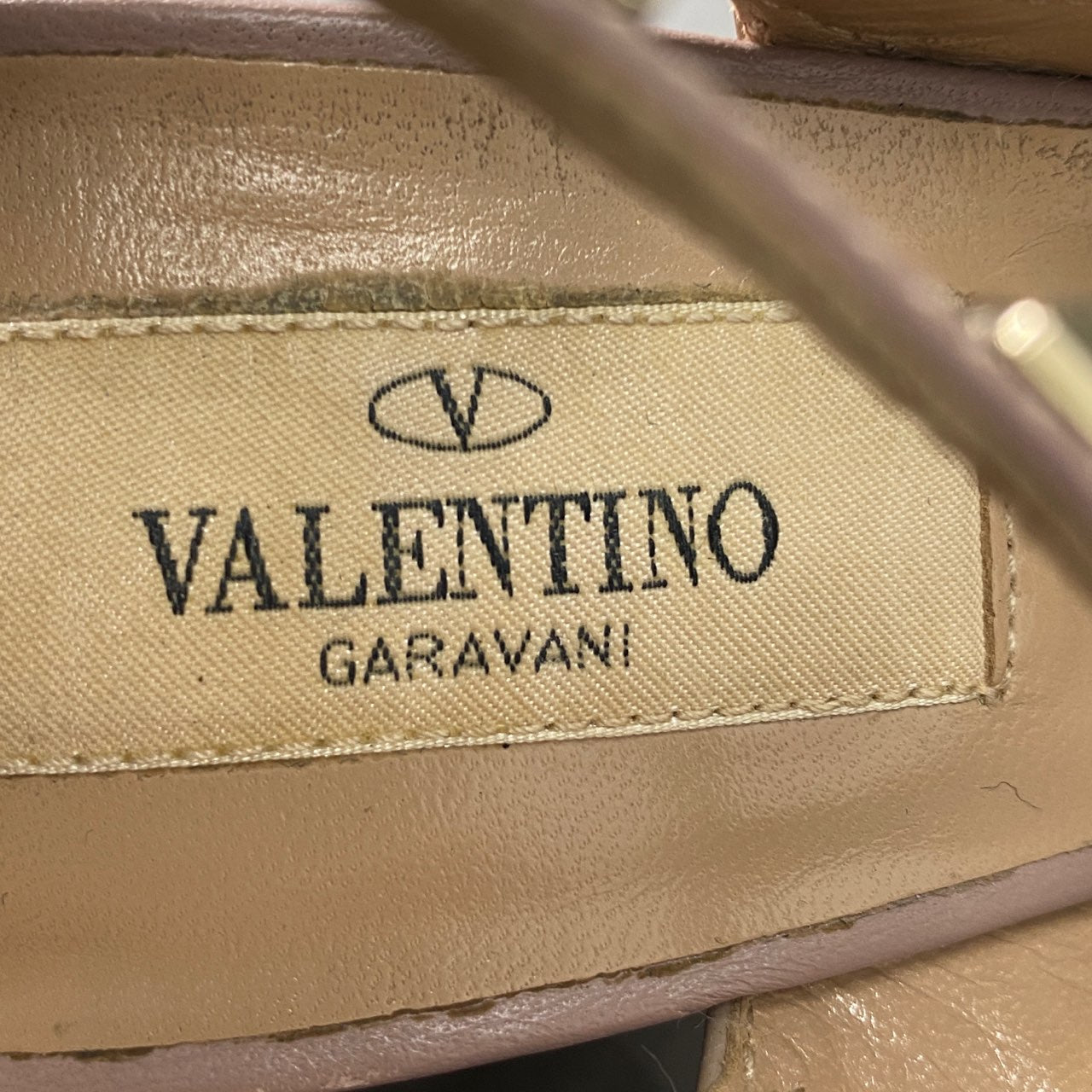 2L26 VALENTINO GARAVANI ヴァレンティノ ガラヴァーニ ロックスタッズ パンプス シューズ 36 1/2 ピンクベージュ パテントレザー サンダル パーティ