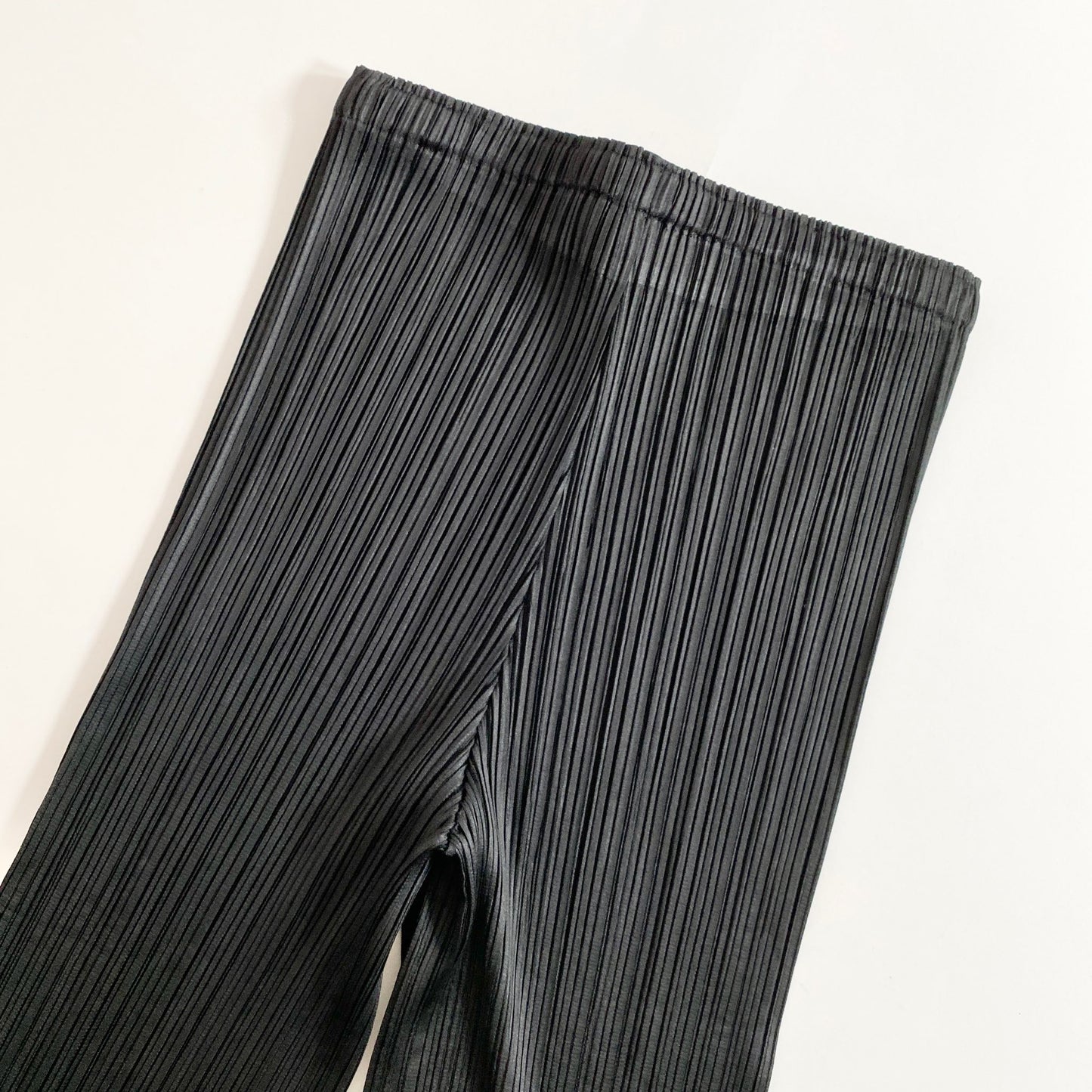 77k22《美品》PLEATS PLEASE プリーツプリーズ プリーツパンツ 2 ブラック 日本製 ボトムス スリット入り PP55-JF101 ISSEY MIYAKE イッセイミヤケ