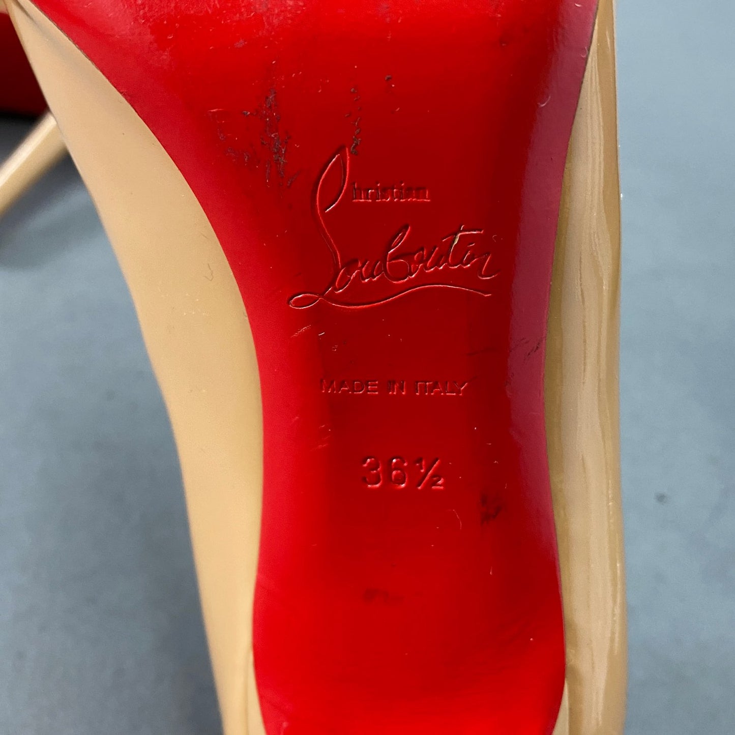 2L5《伊製》Christian Louboutin クリスチャンルブタン 36 1/2(23.5cm相当)ベージュ パテントレザー パンプス SIMPLE PUMP