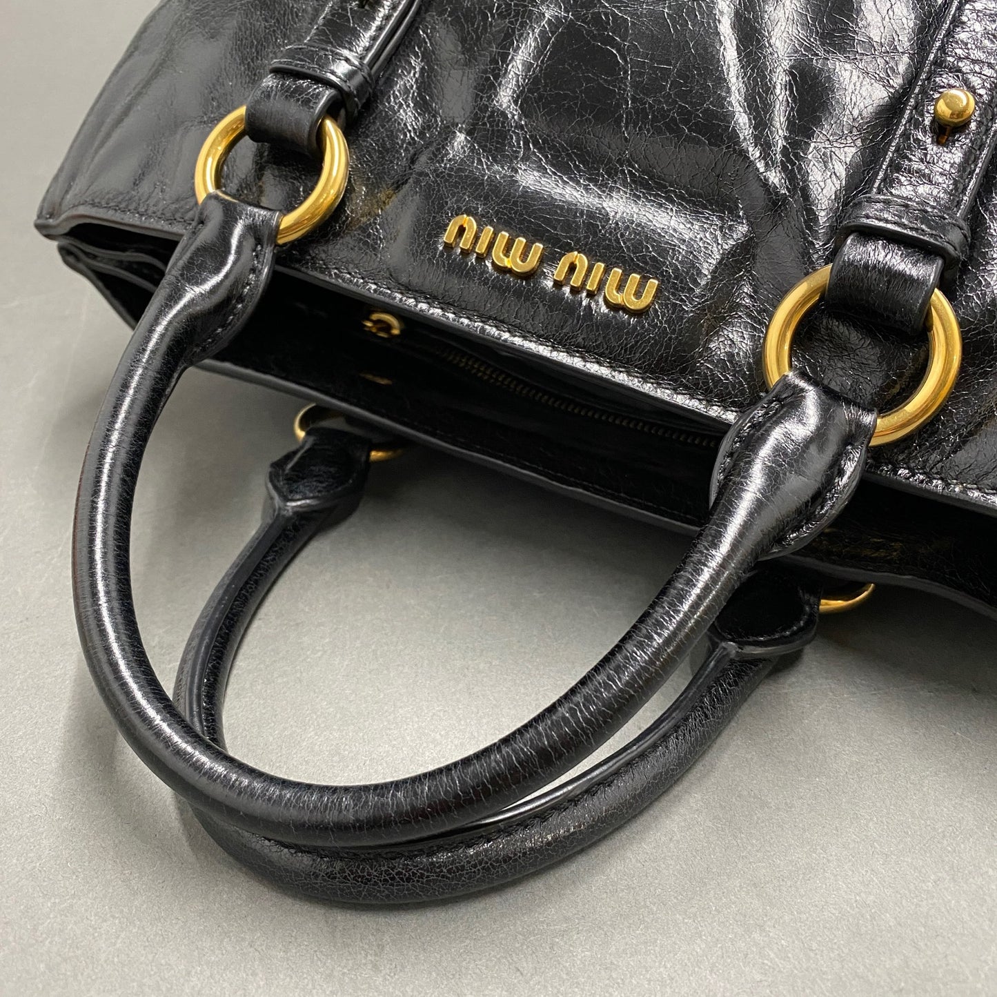 A1k14 miu miu  ミュウミュウ 2WAY クラックレザー ショルダーバッグ ブラック ハンドバッグ ゴールドリング