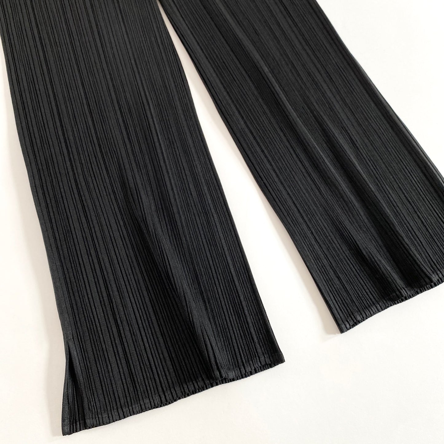 77k22《美品》PLEATS PLEASE プリーツプリーズ プリーツパンツ 2 ブラック 日本製 ボトムス スリット入り PP55-JF101 ISSEY MIYAKE イッセイミヤケ