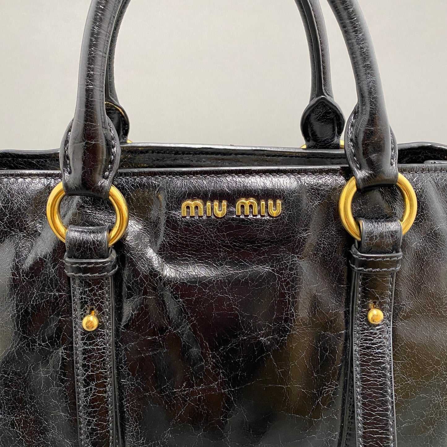 A1k14 miu miu  ミュウミュウ 2WAY クラックレザー ショルダーバッグ ブラック ハンドバッグ ゴールドリング