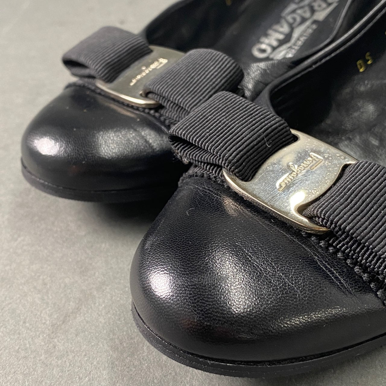 2A25 イタリア製 Salvatore Ferragamo サルヴァトーレフェラガモ ヴァラリボン ピンヒール パンプス レザーパンプス シューズ 7D ブラック レザー レディース 女性用