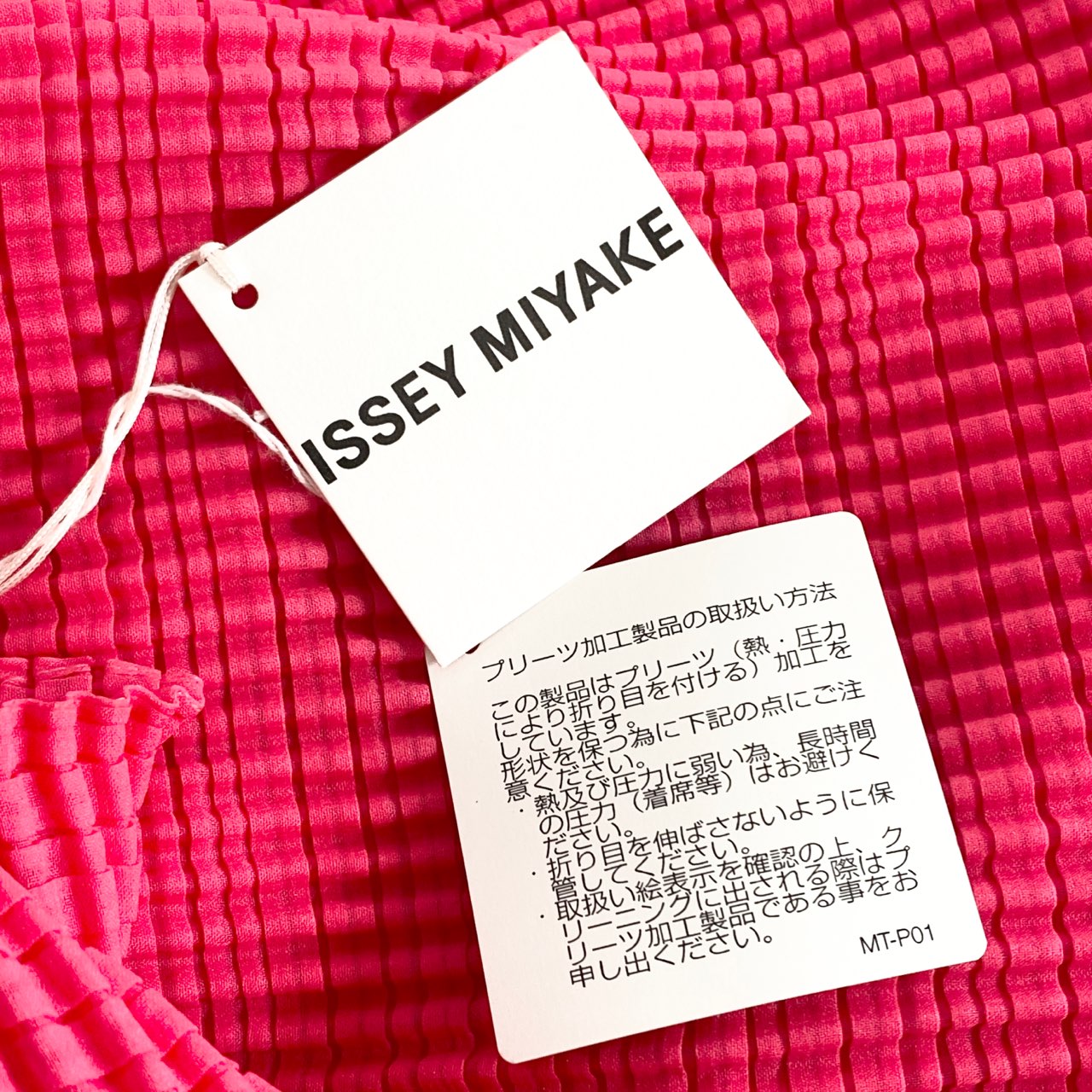 48a30 《極美品》 タグ付 ISSEY MIYAKE イッセイミヤケ ハイネックプリーツカットソー 2 ピンク Tシャツ PLEATS PLEASE プリーツプリーズ