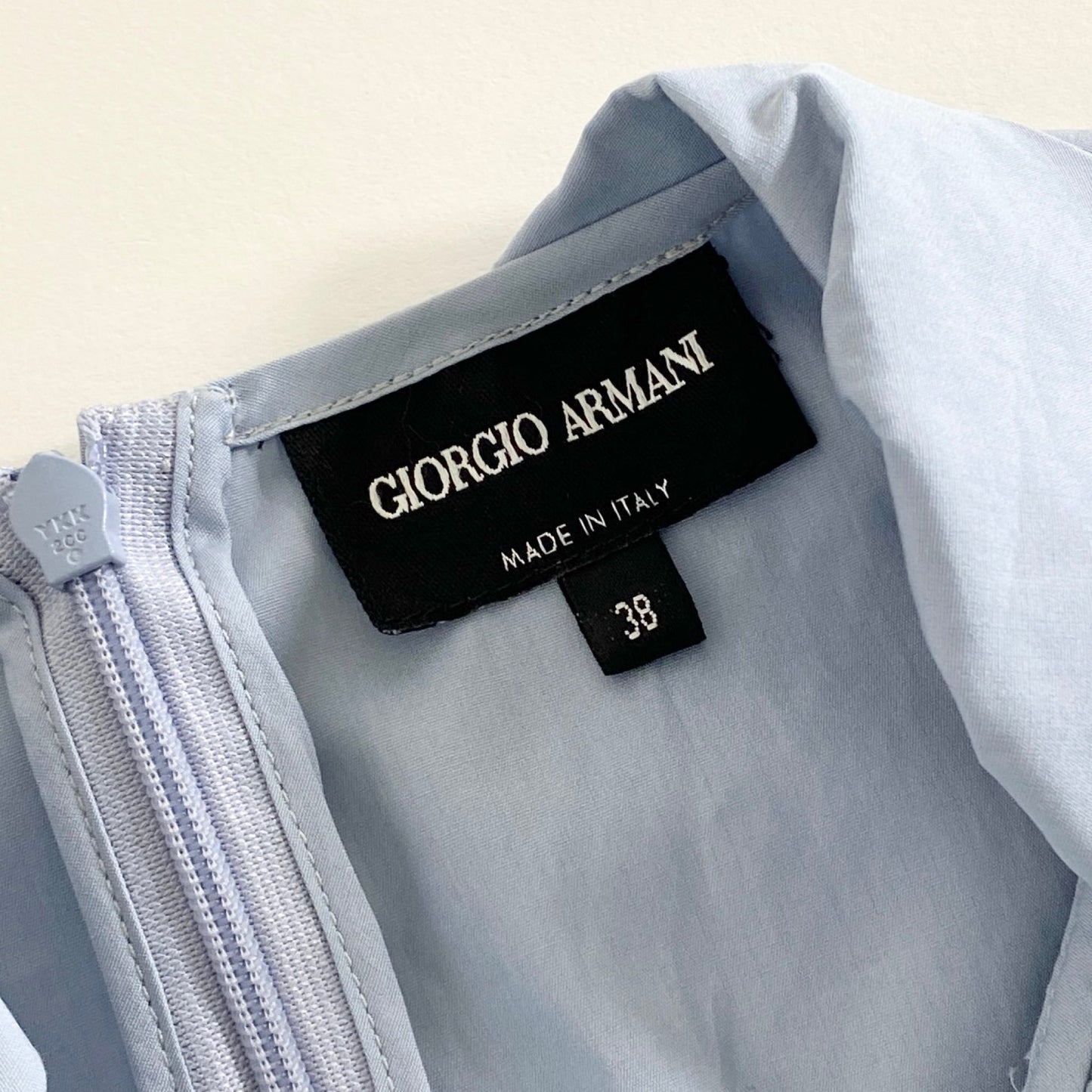 10a20 《美品》 イタリア製 GIORGIO ARMANI ジョルジオアルマーニ ノースリーブブラウス コットンブラウス 38 スカイブルー フリル ギャザー バックジップ