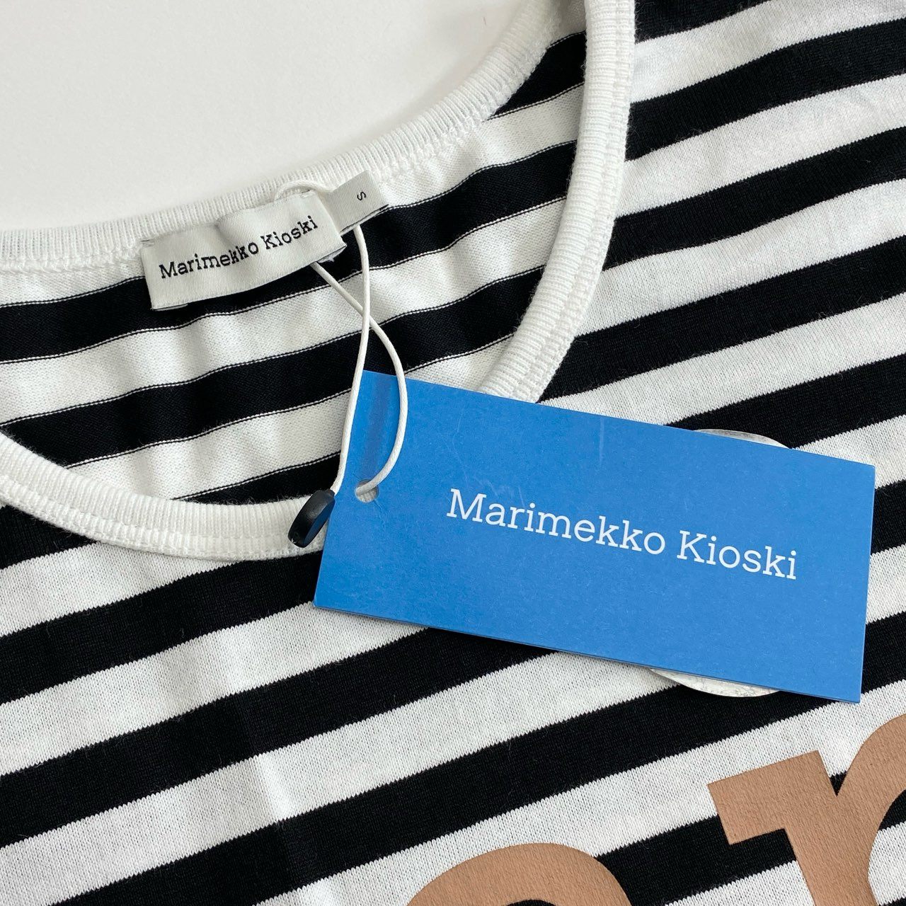 54c20 《未使用》 定価￥18,700 Marimekko Kioski マリメッコ キオスキ LYHYTHIHA LOGO PLACEMENT ボーダーTシャツ S ホワイト ブラック カットソー TEE