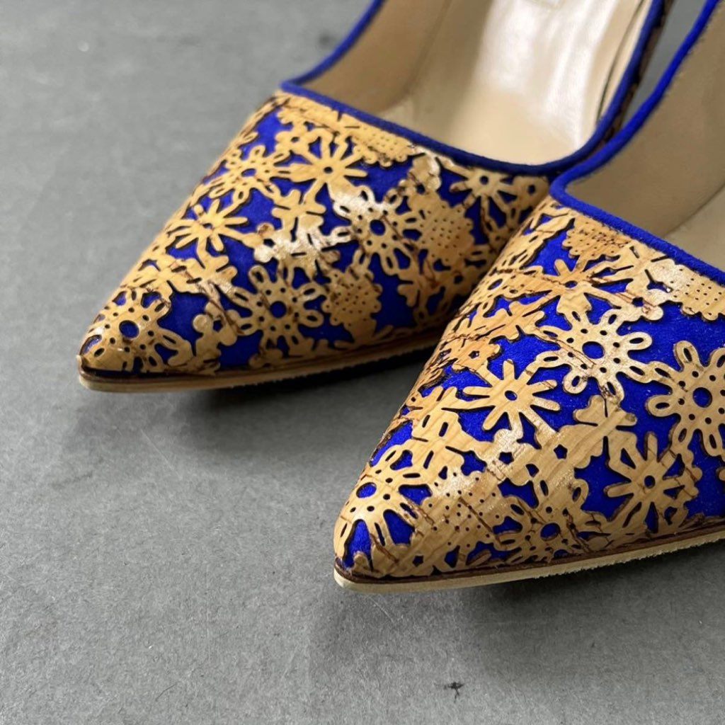 7h4 《極美品》 MANOLO BLAHNIK マノロブラニク ピンヒール パンプス スエード カーフレザー 花柄 カッティング 36 ブルー レディース