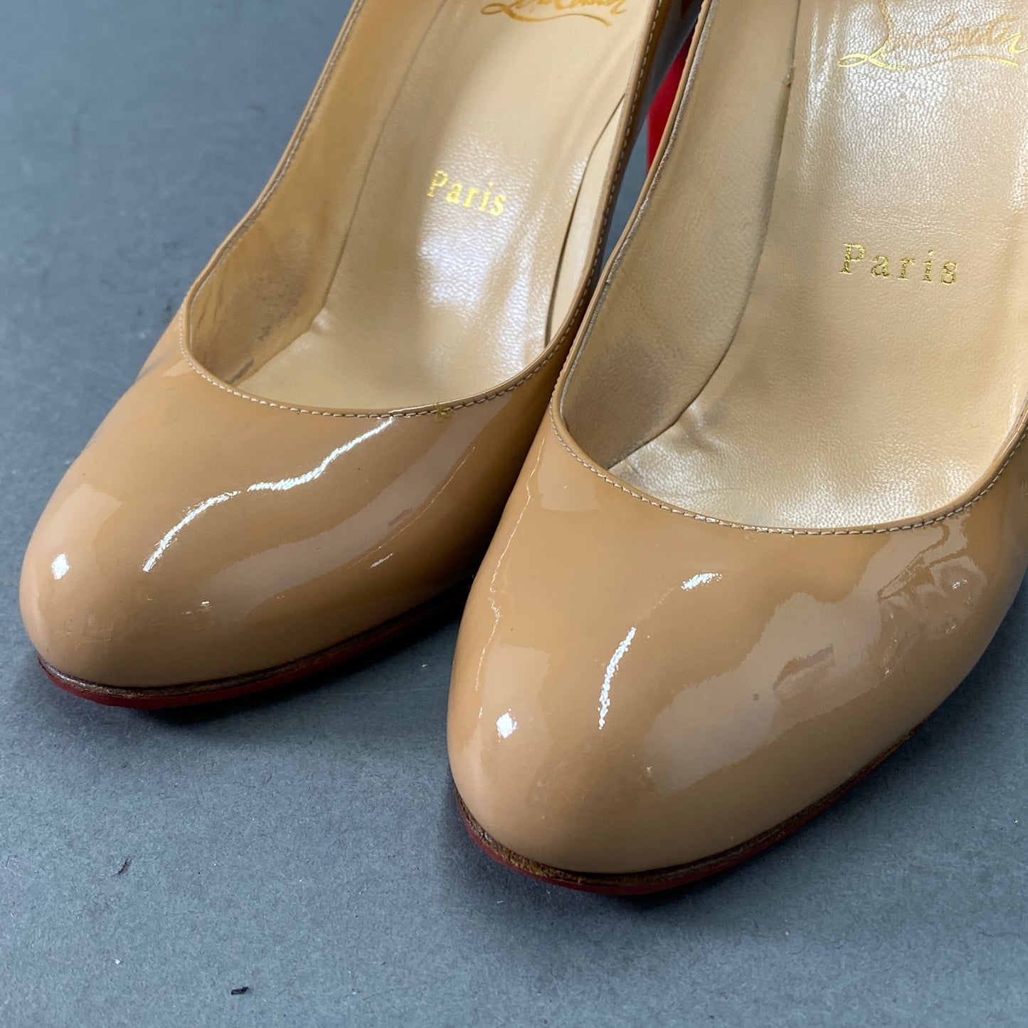 2L5《伊製》Christian Louboutin クリスチャンルブタン 36 1/2(23.5cm相当)ベージュ パテントレザー パンプス SIMPLE PUMP