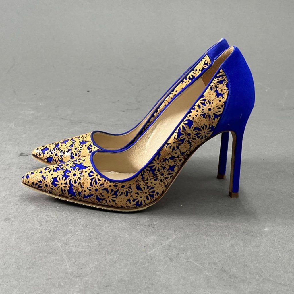 7h4 《極美品》 MANOLO BLAHNIK マノロブラニク ピンヒール パンプス スエード カーフレザー 花柄 カッティング 36 ブルー レディース