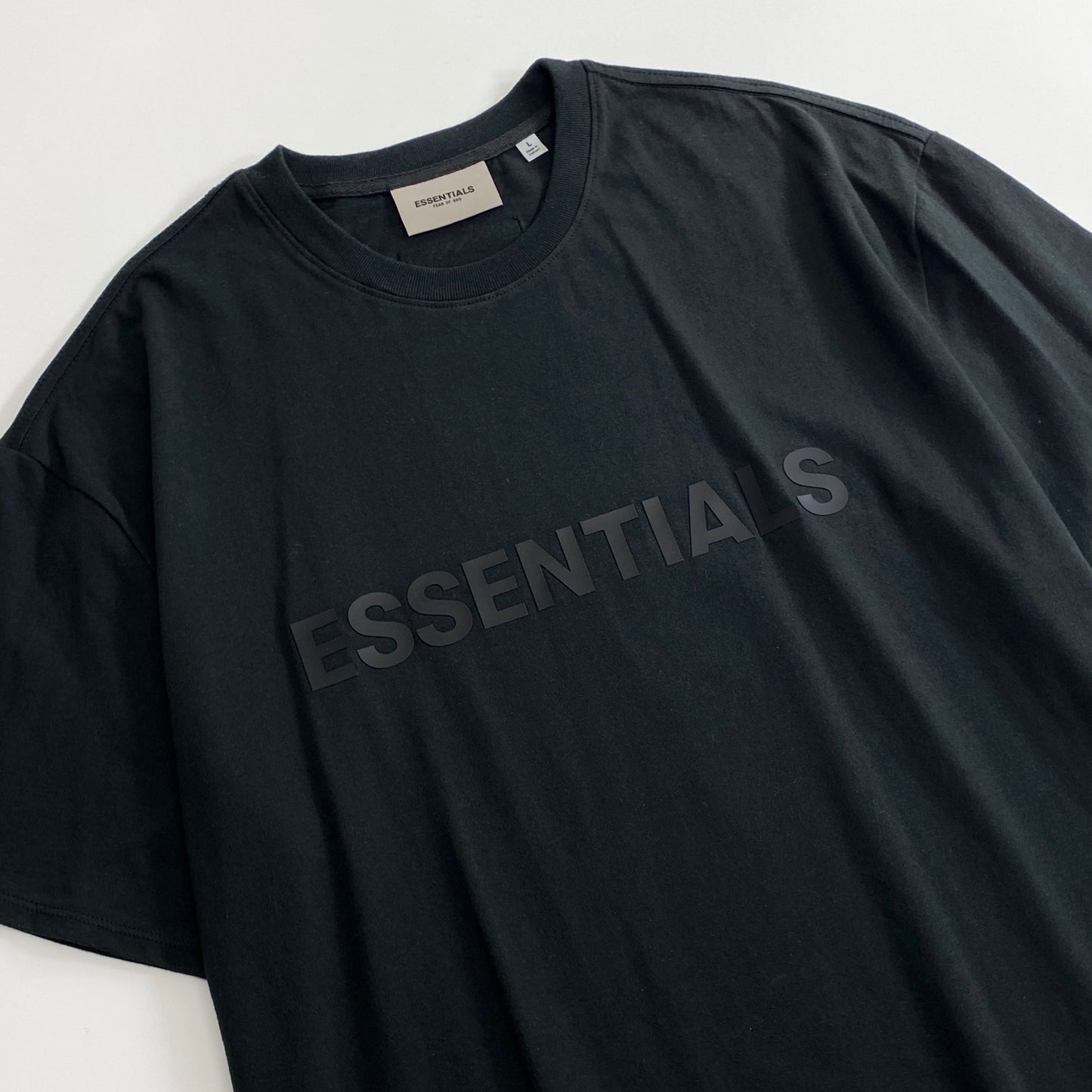 73k12《美品》ESSENTIALS エッセンシャルズ ロゴTシャツ L ブラック FEAR OF GOD カットソー TEE 半袖