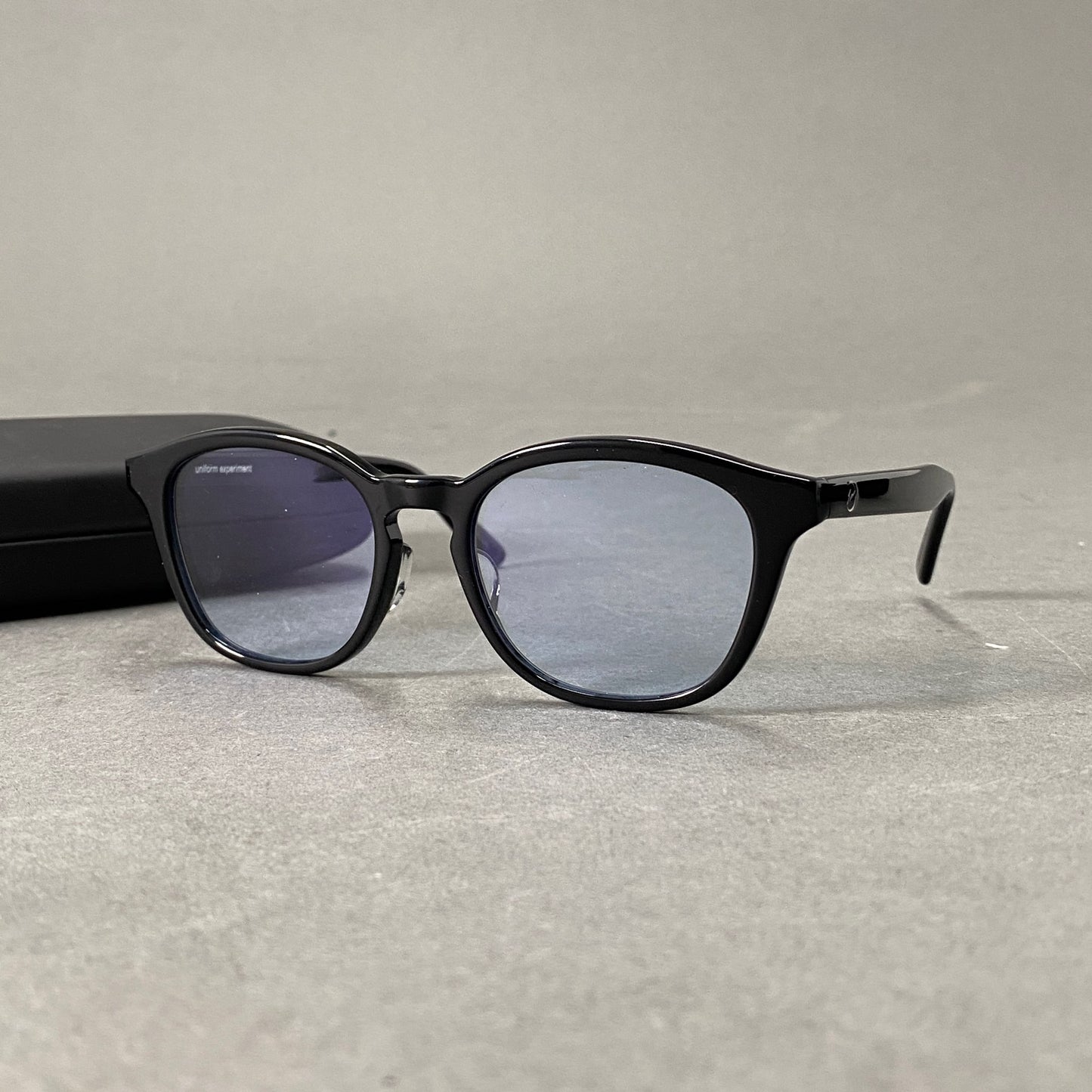 金子眼鏡 × uniform experiment ユニフォームエクスペリメント サングラス ウェリントン UE-200095 フレーム ブラック レンズ ブルー プラスチック メガネケース メガネ拭き 付属