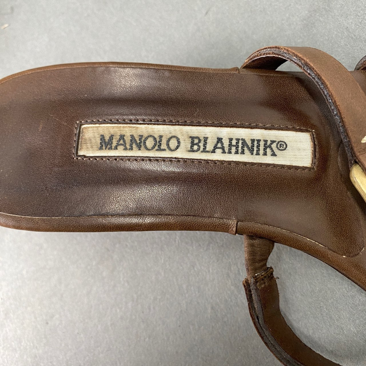 2A23 MANOLO BLAHNIK マノロブラニク トングサンダル 35 1/2 ブラウン ゴールド 金具 シューズ 靴 夏物