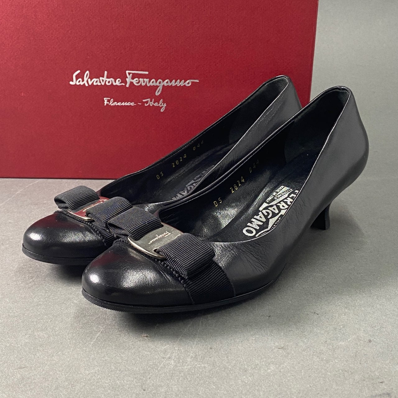 2A25 イタリア製 Salvatore Ferragamo サルヴァトーレフェラガモ ヴァラリボン ピンヒール パンプス レザーパンプス シューズ 7D ブラック レザー レディース 女性用