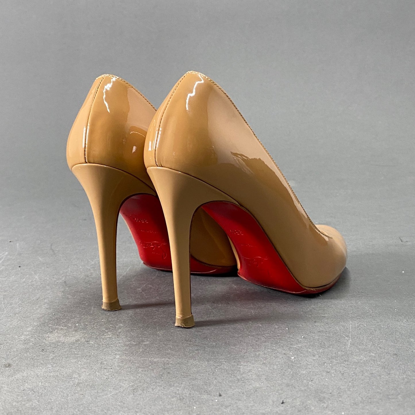 2L5《伊製》Christian Louboutin クリスチャンルブタン 36 1/2(23.5cm相当)ベージュ パテントレザー パンプス SIMPLE PUMP