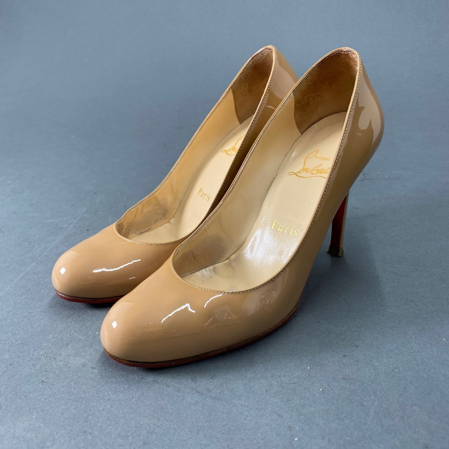 2L5《伊製》Christian Louboutin クリスチャンルブタン 36 1/2(23.5cm相当)ベージュ パテントレザー パンプス SIMPLE PUMP