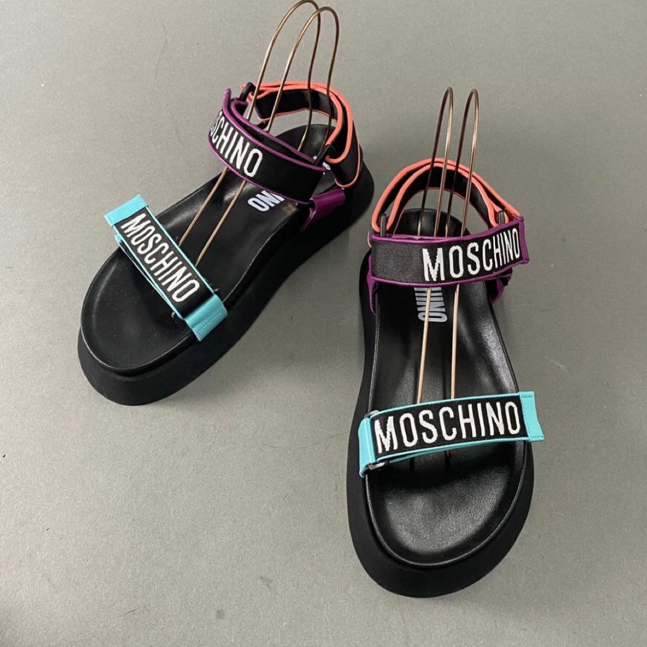 5f26 《極美品》 MOSCHINO モスキーノ レザー スポーツサンダル 43 ブラック ロゴテープ ベルクロ シューズ マルチ 箱等付属 スペイン製