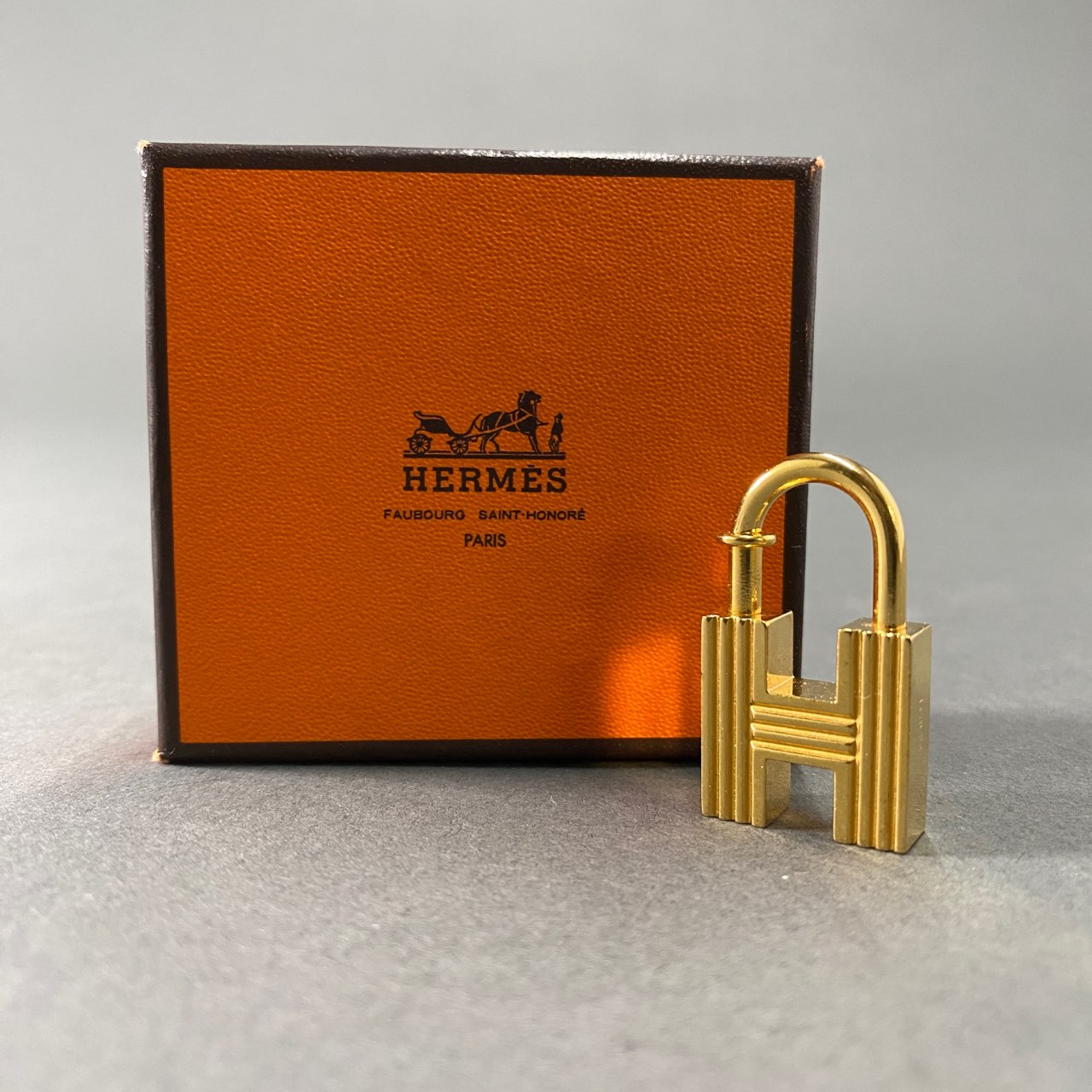 L9 希少☆HERMES エルメス カデナ アッシュ Hモチーフ H2000 新世紀の第一歩 2000年限定 チャーム 刻印有 箱付き ゴールド ジュエリー