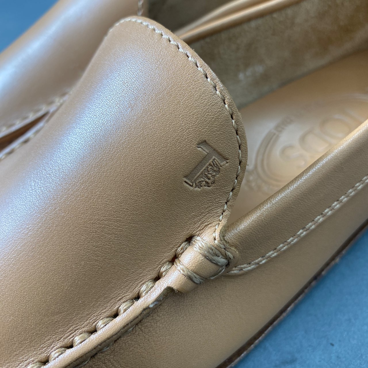 6a24 《美品》 TOD'S トッズ イタリア製 ドライビングシューズ スリッポン シューズ ローファー  5 1/2 ベージュ レザー MADE IN ITALY ロゴ刻印 靴