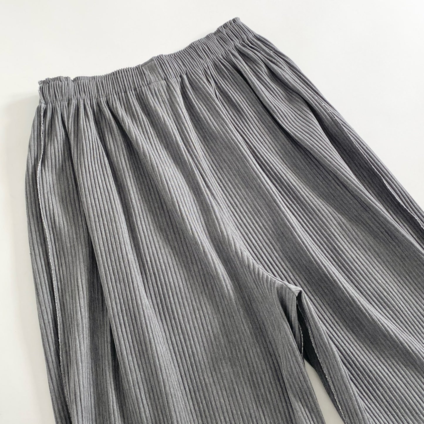 10c14 me ISSEY MIYAKE ミーバイ イッセイミヤケ クロップド プリーツパンツ グレー 紐ベルト PLEATS PANTS MI73FF522