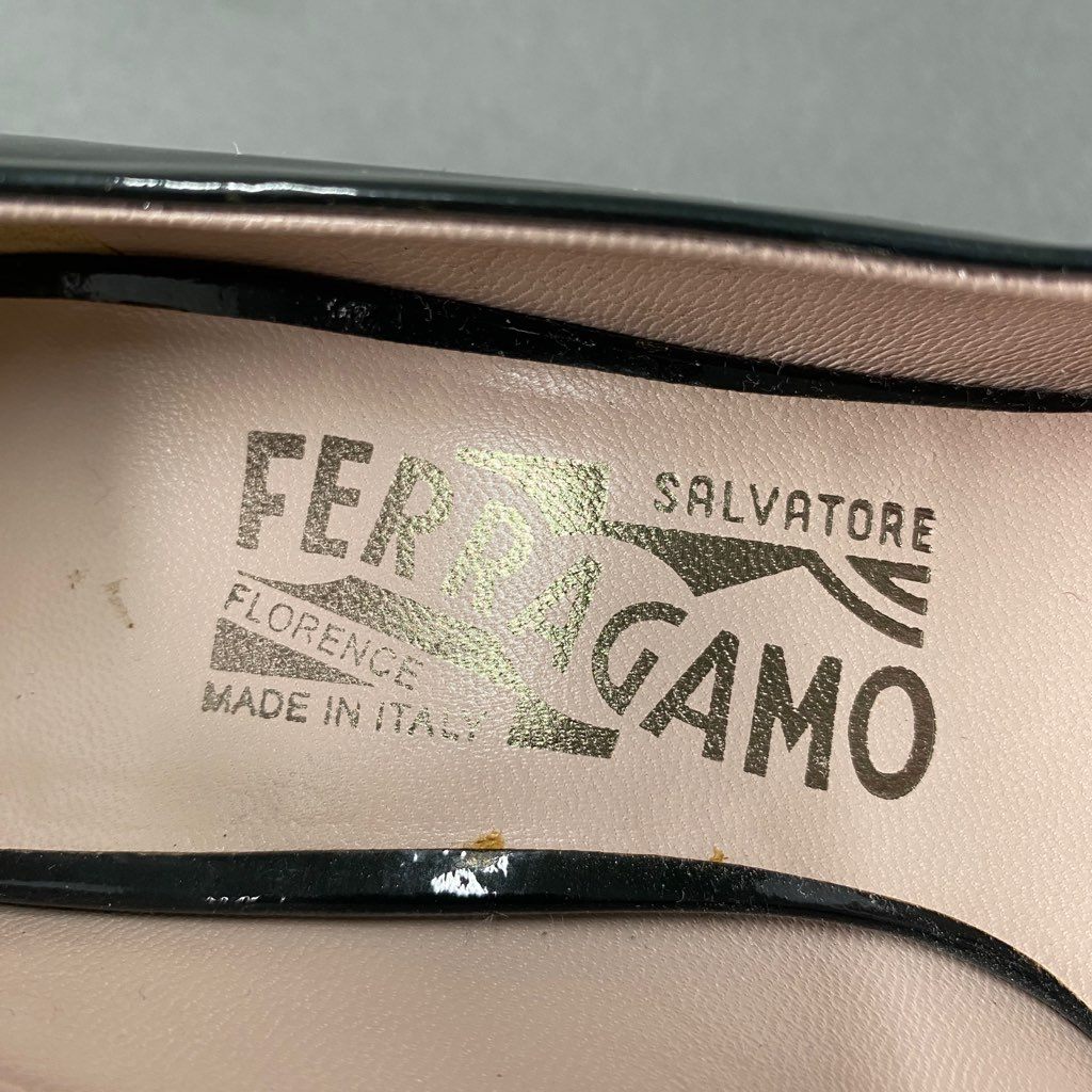 3b6 Salvatore Ferragamo サルヴァトーレ フェラガモ ヴァラリボン パンプス 4 1/2 ダークネイビー パテントレザー シューズ イタリア製