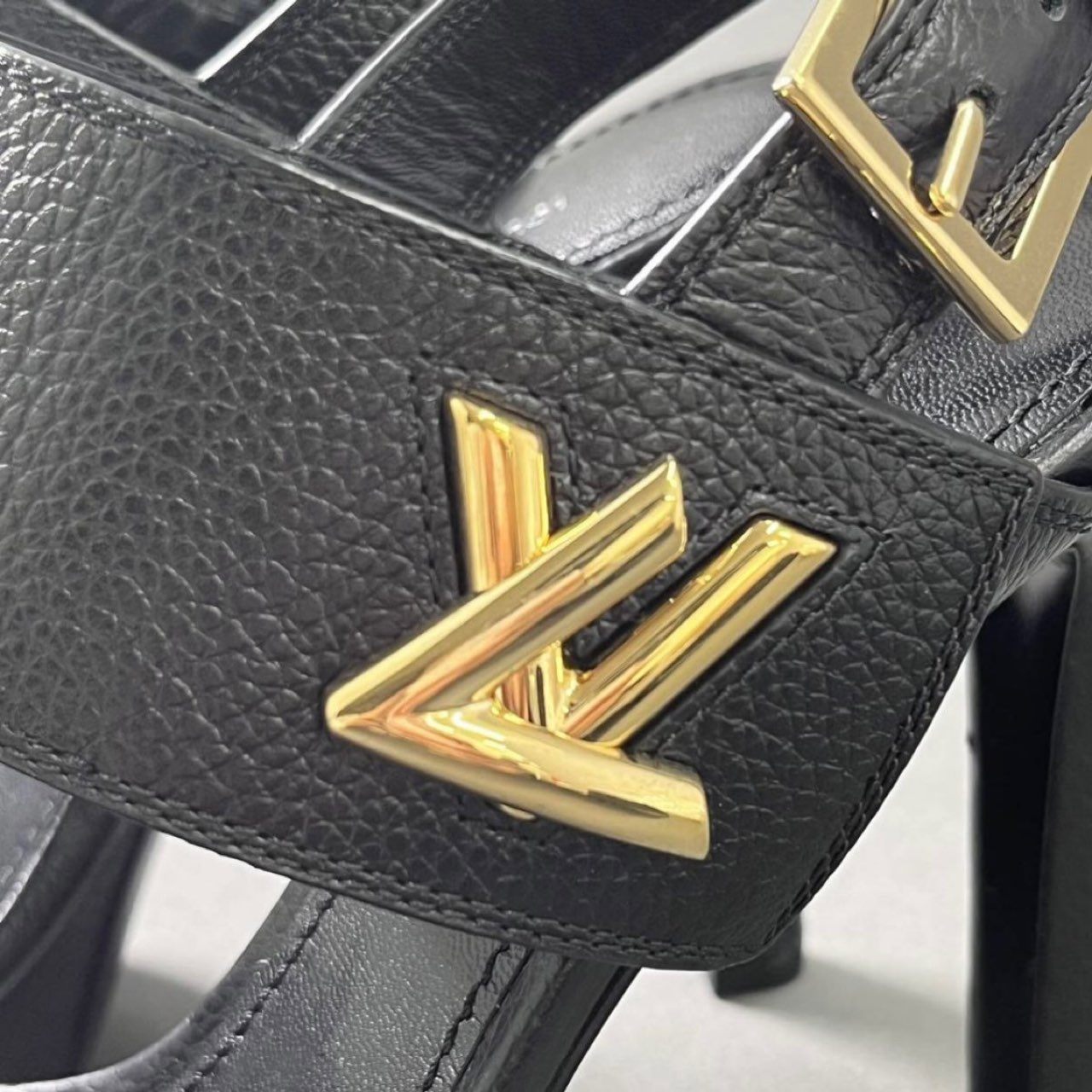 9e15 《美品》 LOUIS VUITTON ルイヴィトン ホライズンライン LVツイスト レザーヒールサンダル 35 1/2 ブラック レザー