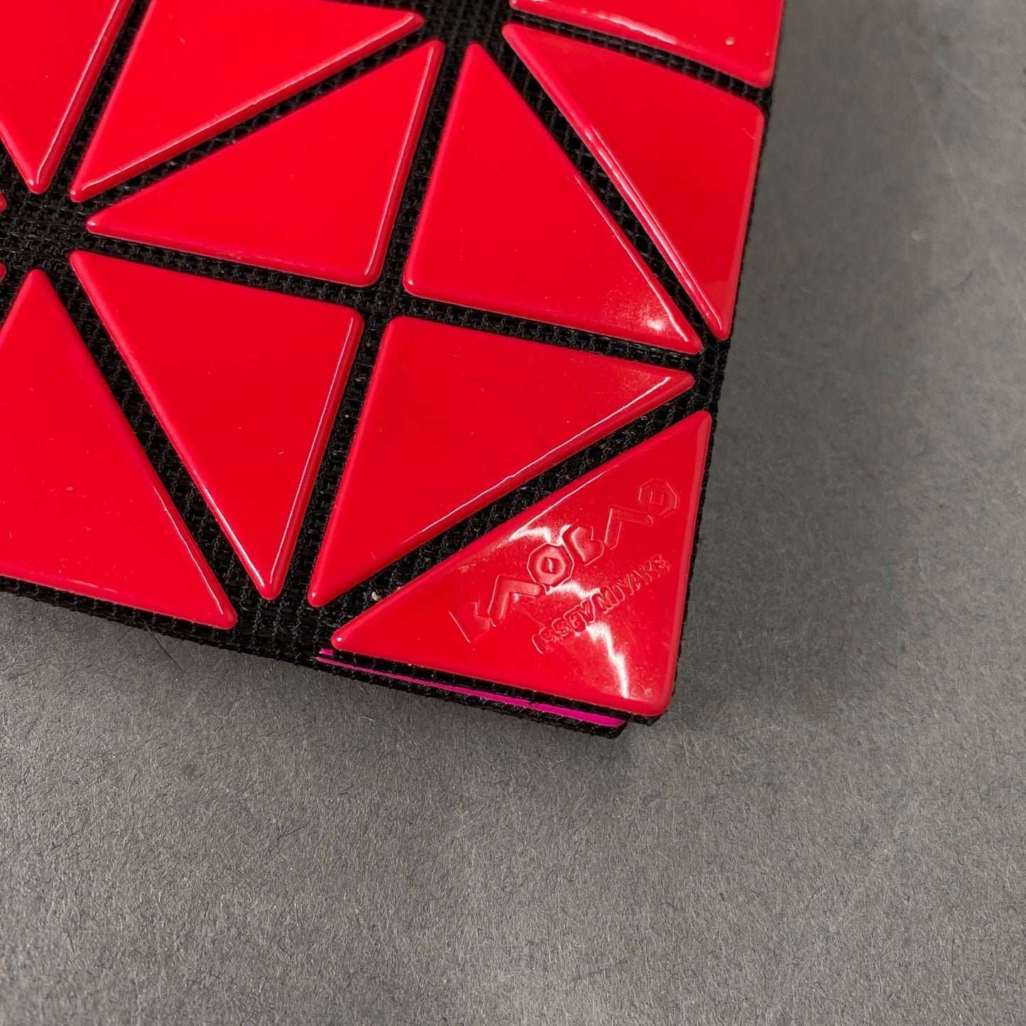 BAOBAO ISSEY MIYAKE バオバオ イッセイミヤケ 二つ折りカードケース レッド ピンク バイカラー レディース 三角形のピース  縦8㎝《16.3㎝》×横11㎝×奥行1㎝ 服飾雑貨 財布